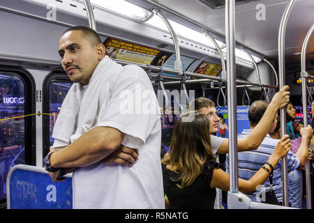 Miami Beach Florida, Metrobus, Bus, Reisebus, South Beach Lokale, öffentliche Verkehrsmittel, Nahverkehr, Stehen, lateinamerikanische lateinamerikanische ethnische Einwanderer Stockfoto