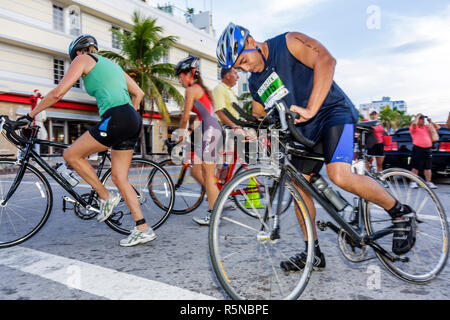 Miami Beach Florida, Ocean Drive, Publix Family Fitness Weekend, Triathlon, Radfahren, Radfahrer, Fahrrad, Radfahren, Reiten, Radfahren, Fahrer, Fahrräder, Konkurrenten, Co Stockfoto
