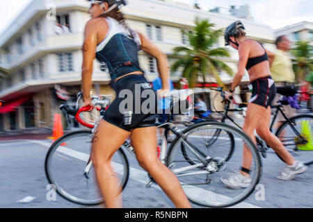 Miami Beach Florida, Ocean Drive, Publix Family Fitness Weekend, Triathlon, Radfahren, Radfahrer, Fahrrad, Radfahren, Reiten, Radfahren, Fahrer, Fahrräder, Konkurrenten, Co Stockfoto
