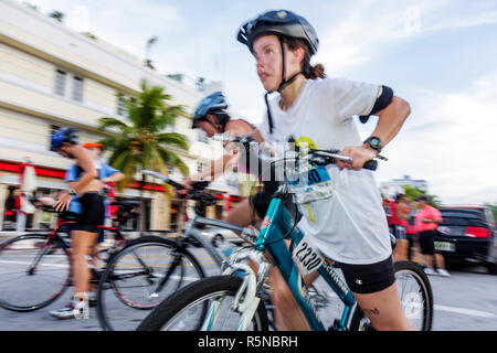 Miami Beach Florida, Ocean Drive, Publix Family Fitness Weekend, Triathlon, Radfahren, Radfahrer, Fahrrad, Radfahren, Reiten, Radfahren, Fahrer, Fahrräder, Konkurrenten, Co Stockfoto