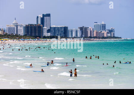 Miami Beach Florida, Atlantik, Wasser, öffentlicher Strand, Küste, Surfer, Mann Männer, Frau Frauen, schwimmen, waten, flach, gehen, Küste, Hotels, Stadthimmel Stockfoto