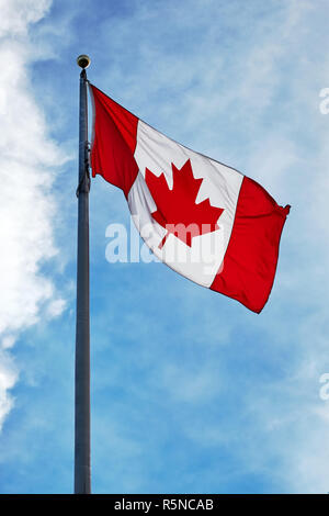 Flagge von Kanada winken auf blauer Himmel und Wolken Stockfoto