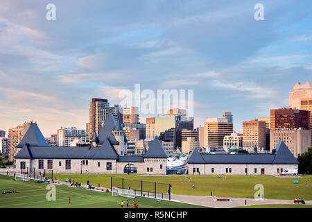 Montreal, Kanada - Juni, 2018: McTavish Behälter chateau Stil Pumpenhaus Gebäude und Menschen im Park Rutherford auf einem Sommer Sonnenuntergang in Montreal, Queb Stockfoto