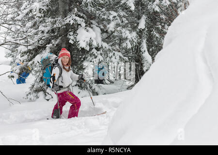 Frau Skifahrer, Freerider skitur bergauf im Schnee im Winter Wald Stockfoto