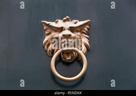 Doorknocker auf einem grauen Holztür Stockfoto