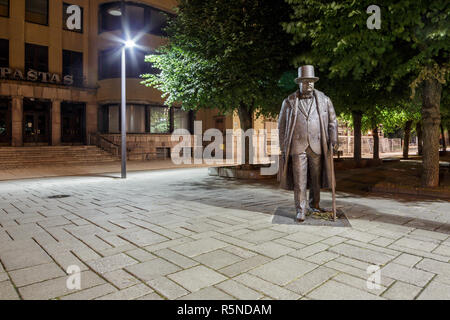 KAUNAS, LITAUEN - August 01, 2017: Denkmal an Jonas Vileisis (1872-1942) diente als Bürgermeister von Kaunas von 1921 bis 1931. Nachtansicht Stockfoto