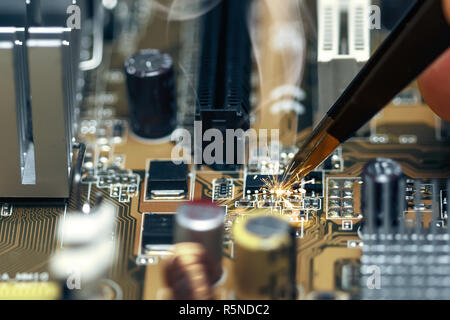 Kurzschluss auf der Hauptplatine während der Reparatur Stockfoto