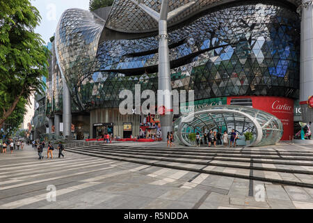 Singapur, Singapur - 17. Oktober, 2018: Tag Szene von ION Orchard Einkaufszentrum mit mehreren Touristen zu Fuß durch Stockfoto