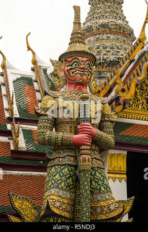 Mythische Riesenyaksha oder Dämonenschützer schützen sich vor bösen Geistern im Großen Palast in Bangkok, Thailand. Stockfoto