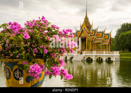 Phra Thinang Aiswan Thiphya Art Thai Pavillon in der Mitte des Summer Palace Teiches in Bang Pa-in, in der Nähe von Bangkok, Thailand. Stockfoto