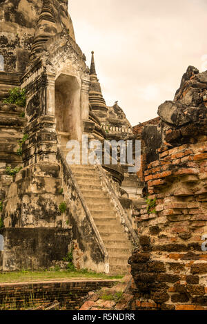 Steile Treppe in Ayutthaya Thailand führen zu einem geschnitzten steinernen Eingang. Stockfoto