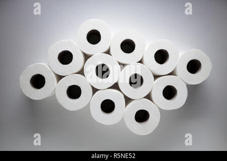 Ansicht von oben von weichem, weißen Toilettenpapierrollen auf weißem Hintergrund. Stockfoto