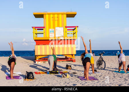 Miami Beach, Florida, Sand, Küste, öffentlich, Strände, Rettungsschwimmer, Station, Yogakurs, Erwachsene Erwachsene Frau Frauen Dame, Sport, Gesundheit, Fitness, Po Stockfoto