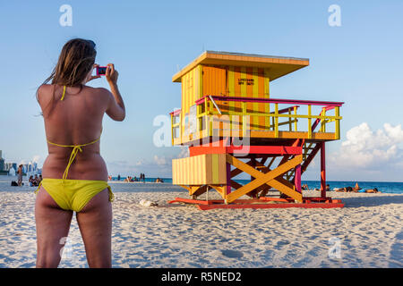 Miami Beach Florida, Sand, Ufer, öffentlich, Strände, Rettungsschwimmer Stand, Turm, Streifen, Erwachsene Erwachsene Frau Frauen weibliche Dame, helle Farbe, orange, gelb, 3 Stockfoto