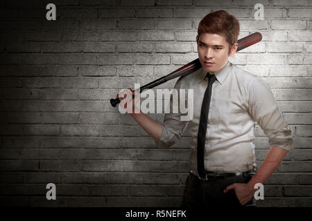 Mann im weißen Hemd holding Baseball Bat Stockfoto