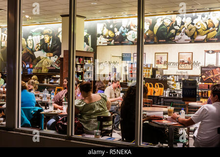 Miami Florida, Coral Gables, Miracle Mile, Barnes & Noble, Unternehmen, Buchhandlung, Buchhändler, Supermarkt, Fenster, Café, Kunde, Mann Männer männlich, Frau weibliche Frauen, ta Stockfoto