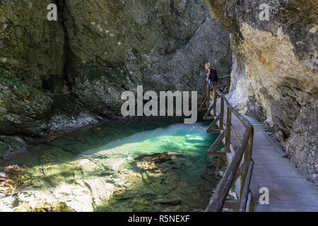 Frau in Vintgar-Schlucht in Slowenien in der Nähe von Bled See wandern. Stockfoto