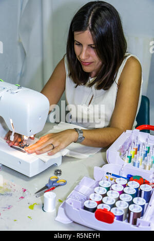 Miami Beach Florida, Lincoln Road Mall, ArtCenter SouthFlorida, Nähklasse, Kunst, Erwachsenenbildung, Hobby, Nähmaschine, Fadenspulen, hispanische Frau weiblich Stockfoto