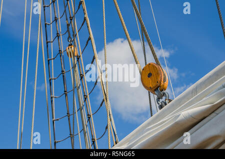 Gefaltete Segel und Mast auf einem alten Segelschiff Stockfoto