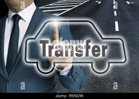 Transfer Auto Touch Screen wird vom Menschen Konzept betrieben Stockfoto