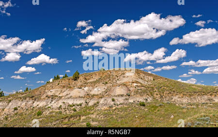 Puffy Wolken über den Badlands Stockfoto