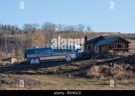 Luxus Bus parkte neben einem alten Haus in Okanogan County, Washington. Stockfoto