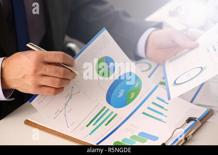 Männliche Hand in Anzug halten siver Pen im Büro Stockfoto