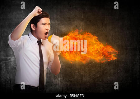 Business Mann mit Megaphon Brand und Schreien Stockfoto