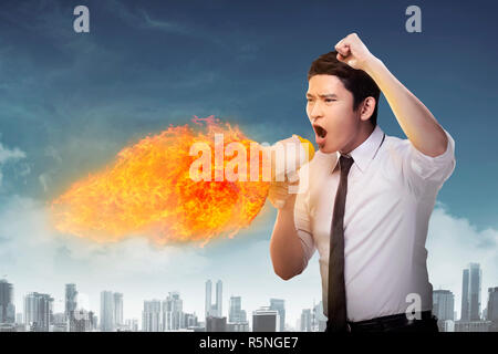 Business Mann mit Megaphon Brand und Schreien Stockfoto