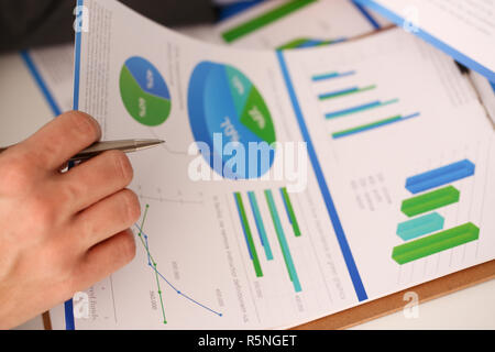 Männliche Hand in Anzug halten siver Pen im Büro Stockfoto