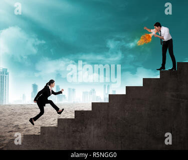 Geschäftsleute mit Megaphon sprechen Sie mit dem Freund Stockfoto