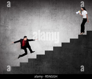 Geschäftsleute mit Megaphon sprechen Sie mit dem Freund Stockfoto