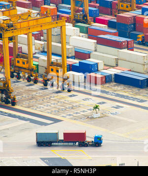 Stapler mit Container im Seaport Stockfoto