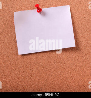 Eine weiße Sticky post Hinweis festgesteckt Cork Bulletin Board kopieren Raum Stockfoto