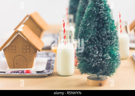 Kinder Partei kleine Lebkuchenhäuser mit Bonbons zu verzieren. Stockfoto