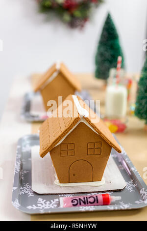 Kinder Partei kleine Lebkuchenhäuser mit Bonbons zu verzieren. Stockfoto