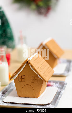 Kinder Partei kleine Lebkuchenhäuser mit Bonbons zu verzieren. Stockfoto