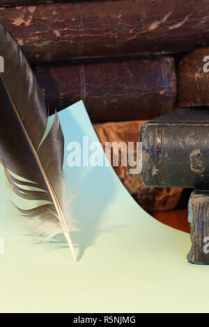 Altes Buch Mit Feder Und Tintenfaß In Nahaufnahme Stockfoto, Bild ...