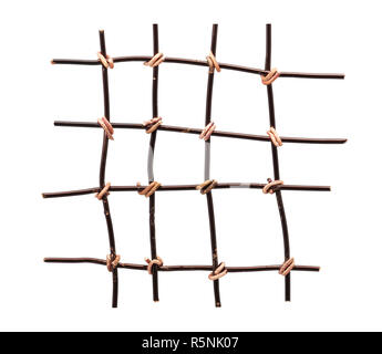 Gitter aus Messing Draht auf weißem Hintergrund mit Freistellungspfad isoliert Stockfoto