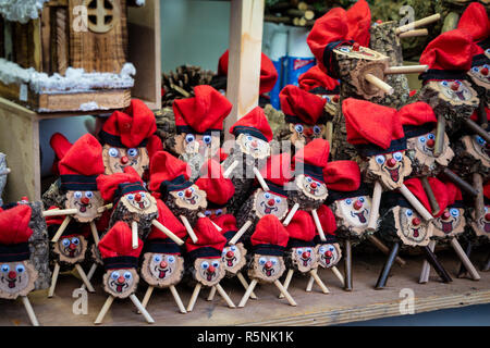 Handgefertigte tio de Nadal, eine typische Weihnachten Charakter von Katalonien, Spanien, auf den Verkauf in einem Weihnachtsmarkt Stockfoto