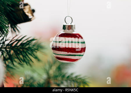 Weihnachtsbaum mit Dekoration Stockfoto