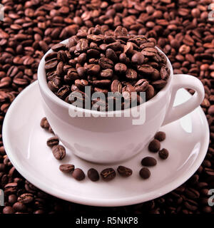 Weiß Kaffeetasse mit gerösteten Bohnen gefüllt Nahaufnahme Stockfoto