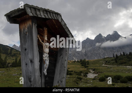 Kruzifix in den Alpen Stockfoto