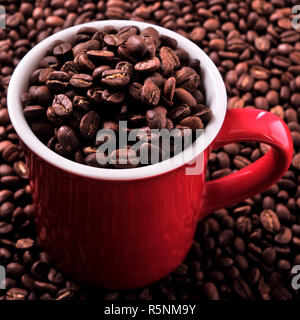 Rote Kaffeetasse mit Bohnen gefüllt closeup Stockfoto