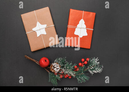 Weihnachten festliche Komposition auf dem schwarzen Hintergrund. Stockfoto