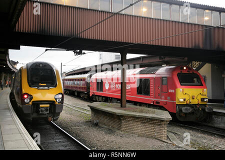 DB Schenker Class 67 Lokomotive67018' Keith Heller" schleppen eine northbound railtour in York, Großbritannien. Stockfoto