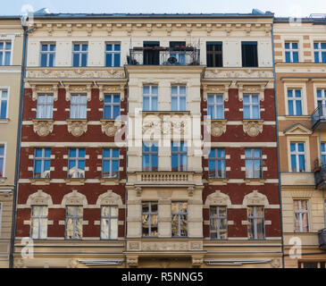 Detail der Fassade des kunstvoll renovierten alten Mietshaus Wohnung im Prenzlauer Berg in Berlin, Deutschland Stockfoto