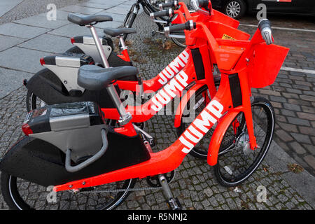 Springen elektrische Fahrräder auf der Straße in Berlin, Deutschland Stockfoto