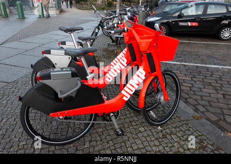 Springen elektrische Fahrräder auf der Straße in Berlin, Deutschland Stockfoto