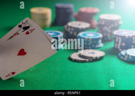 Casino, Glücksspiel Konzept. Blackjack und Poker chips auf grünem Hintergrund fühlte Stockfoto